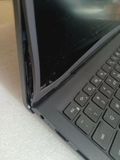 La charnière est cassée, la coque fissurée asus